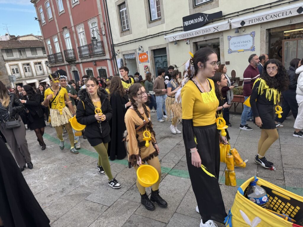 latada 202530 - Jornal do Centro O barulho das latas e os cânticos de cada curso, uns mais atrevidos, outros mais comedidos (c/fotogaleria)