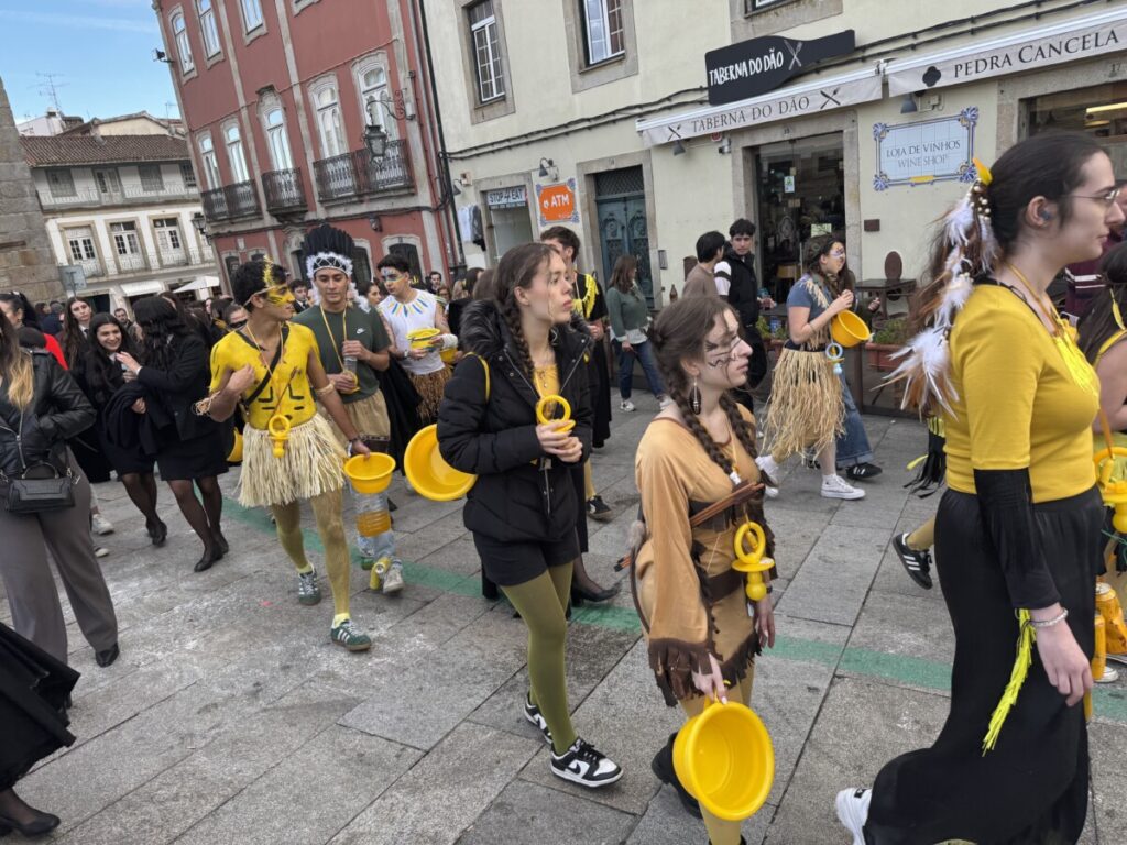 latada 202531 - Jornal do Centro O barulho das latas e os cânticos de cada curso, uns mais atrevidos, outros mais comedidos (c/fotogaleria)