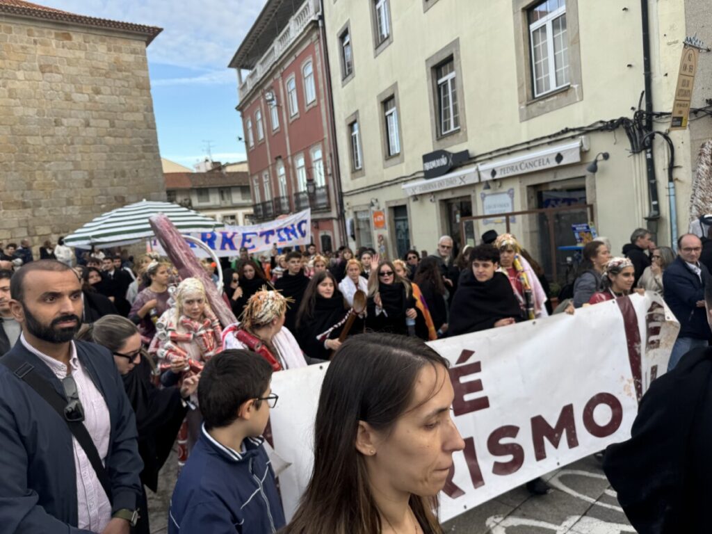 latada 202532 - Jornal do Centro O barulho das latas e os cânticos de cada curso, uns mais atrevidos, outros mais comedidos (c/fotogaleria)