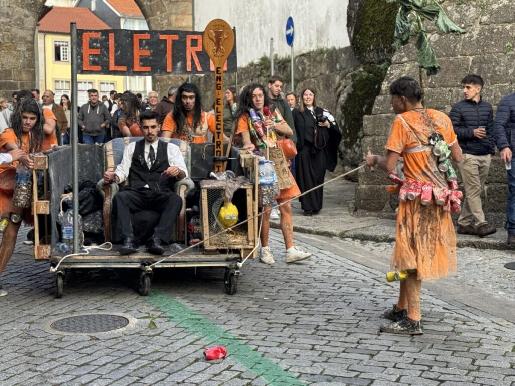 latada 202537 - Jornal do Centro O barulho das latas e os cânticos de cada curso, uns mais atrevidos, outros mais comedidos (c/fotogaleria)