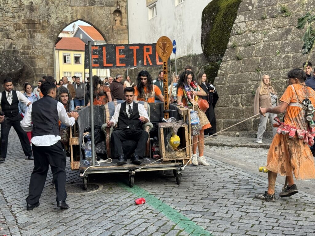 latada 202538 - Jornal do Centro O barulho das latas e os cânticos de cada curso, uns mais atrevidos, outros mais comedidos (c/fotogaleria)