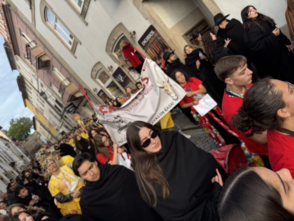 latada 20254 - Jornal do Centro O barulho das latas e os cânticos de cada curso, uns mais atrevidos, outros mais comedidos (c/fotogaleria)