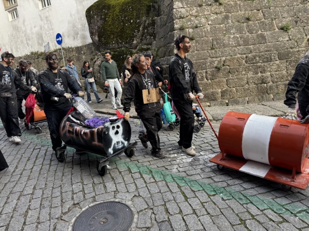 latada 202540 - Jornal do Centro O barulho das latas e os cânticos de cada curso, uns mais atrevidos, outros mais comedidos (c/fotogaleria)