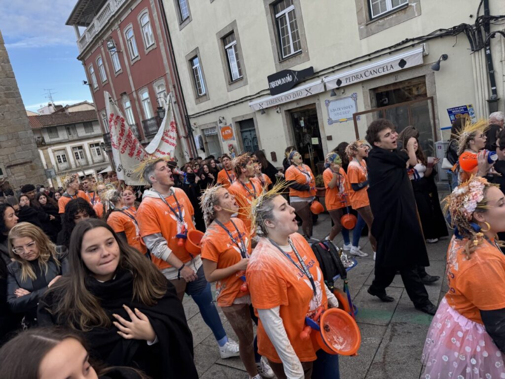 latada 202541 - Jornal do Centro O barulho das latas e os cânticos de cada curso, uns mais atrevidos, outros mais comedidos (c/fotogaleria)