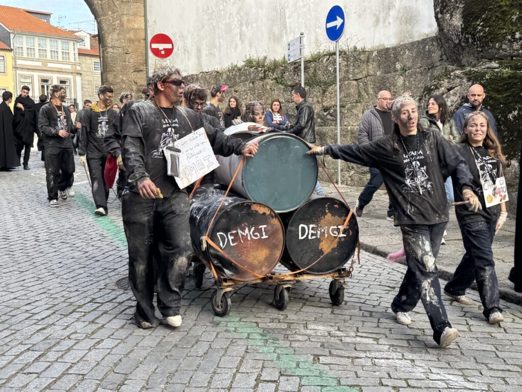 latada 202542 - Jornal do Centro O barulho das latas e os cânticos de cada curso, uns mais atrevidos, outros mais comedidos (c/fotogaleria)
