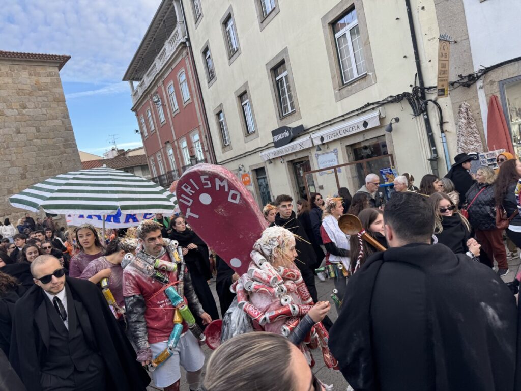latada 202543 - Jornal do Centro O barulho das latas e os cânticos de cada curso, uns mais atrevidos, outros mais comedidos (c/fotogaleria)