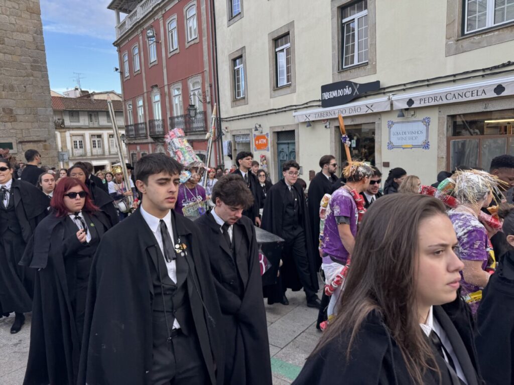 latada 202544 - Jornal do Centro O barulho das latas e os cânticos de cada curso, uns mais atrevidos, outros mais comedidos (c/fotogaleria)