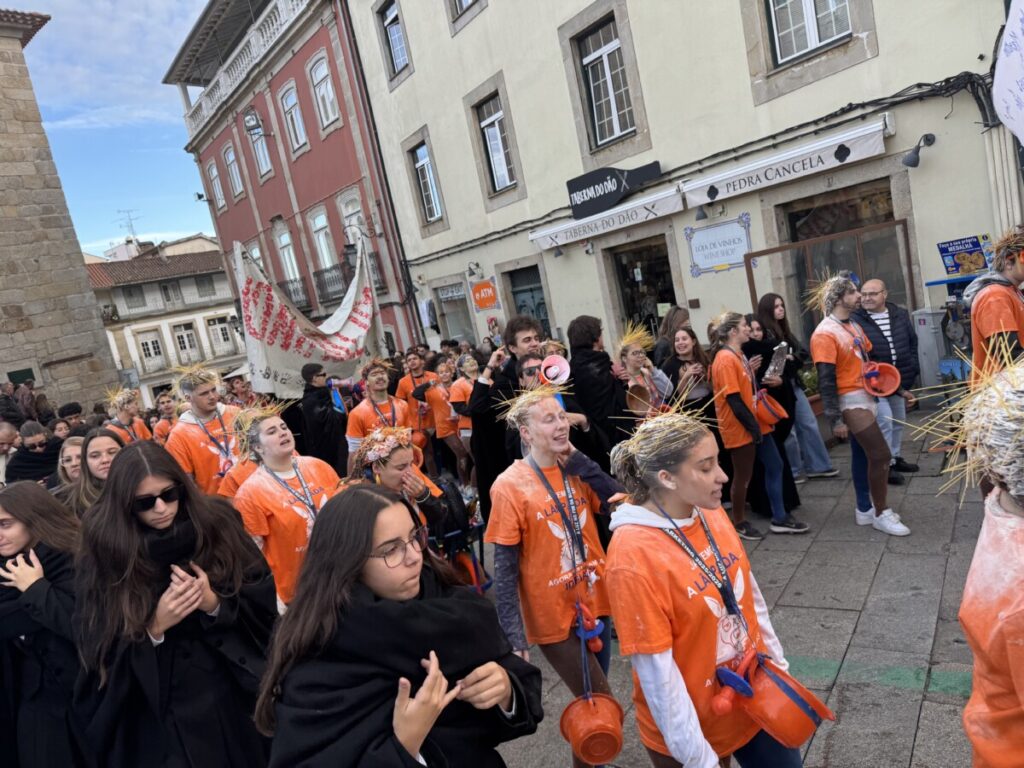 latada 202545 - Jornal do Centro O barulho das latas e os cânticos de cada curso, uns mais atrevidos, outros mais comedidos (c/fotogaleria)