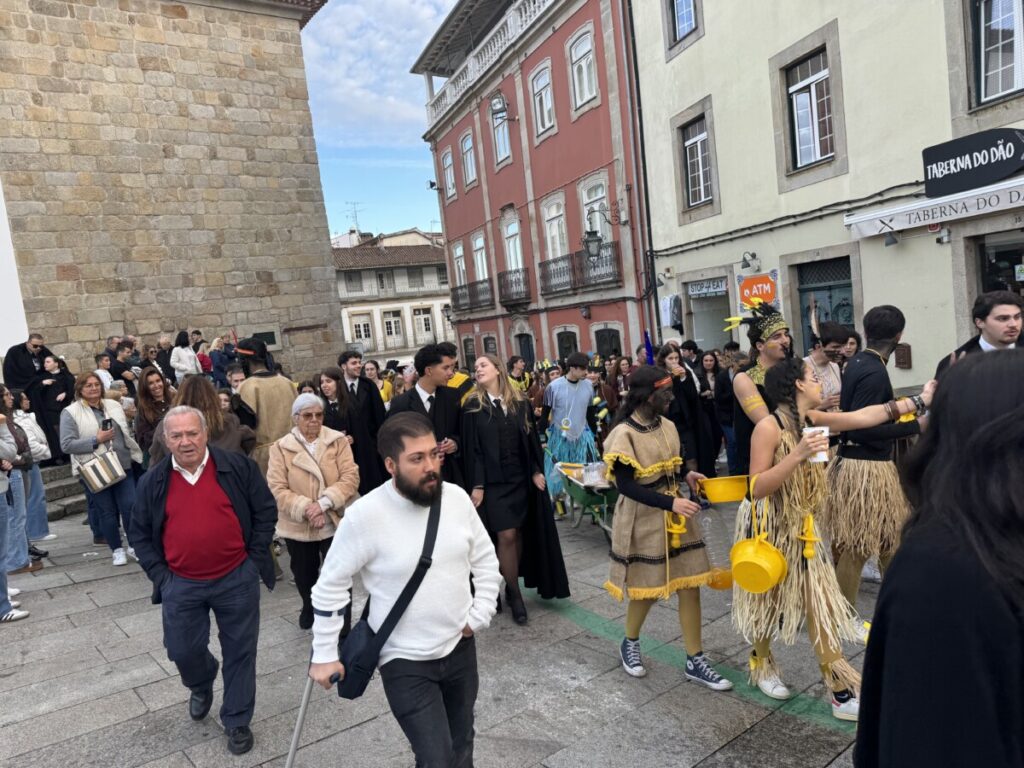 latada 202546 - Jornal do Centro O barulho das latas e os cânticos de cada curso, uns mais atrevidos, outros mais comedidos (c/fotogaleria)