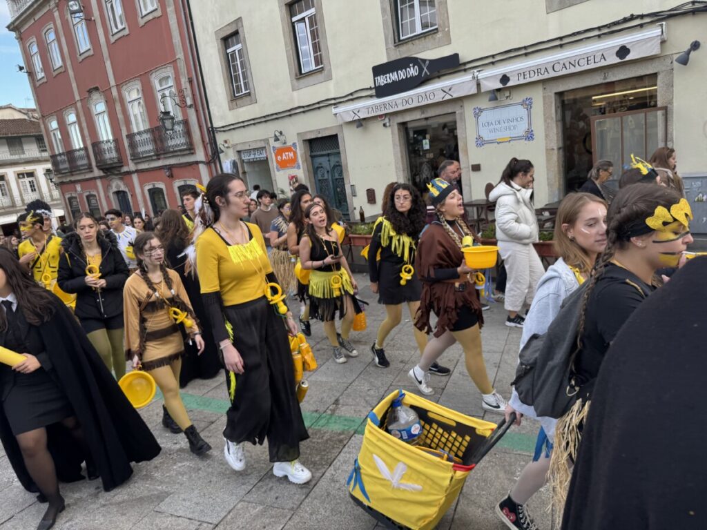 latada 202547 - Jornal do Centro O barulho das latas e os cânticos de cada curso, uns mais atrevidos, outros mais comedidos (c/fotogaleria)