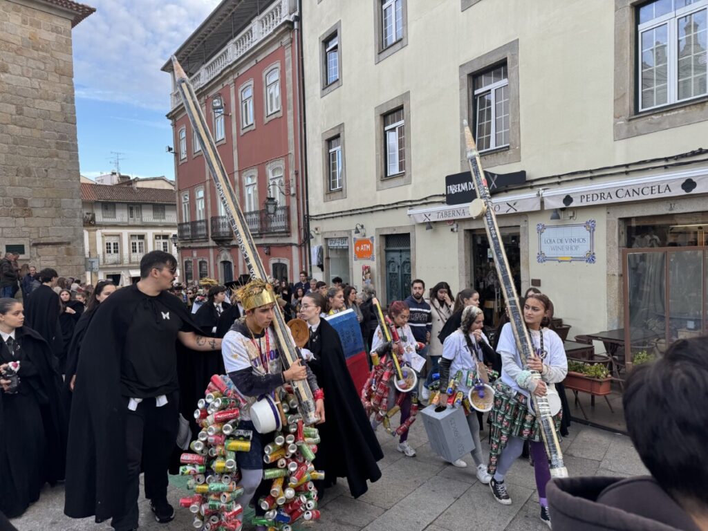 latada 202549 - Jornal do Centro O barulho das latas e os cânticos de cada curso, uns mais atrevidos, outros mais comedidos (c/fotogaleria)
