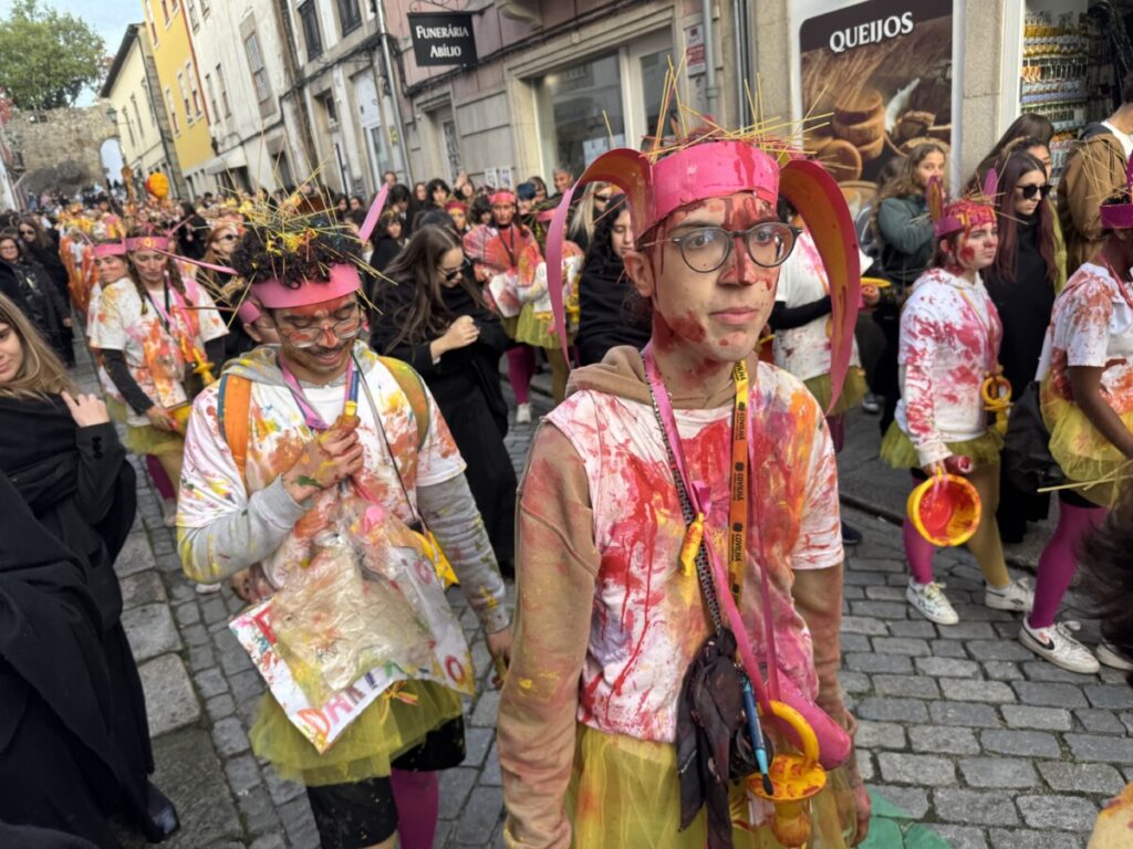 latada 20255 - Jornal do Centro O barulho das latas e os cânticos de cada curso, uns mais atrevidos, outros mais comedidos (c/fotogaleria)