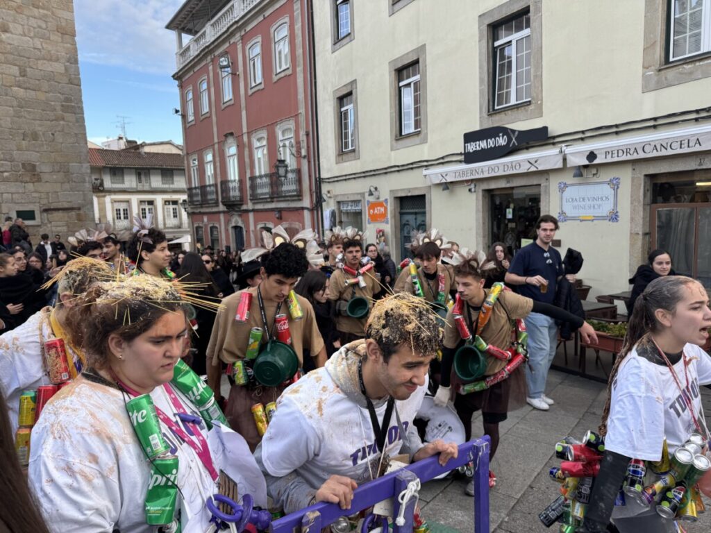 latada 202551 - Jornal do Centro O barulho das latas e os cânticos de cada curso, uns mais atrevidos, outros mais comedidos (c/fotogaleria)