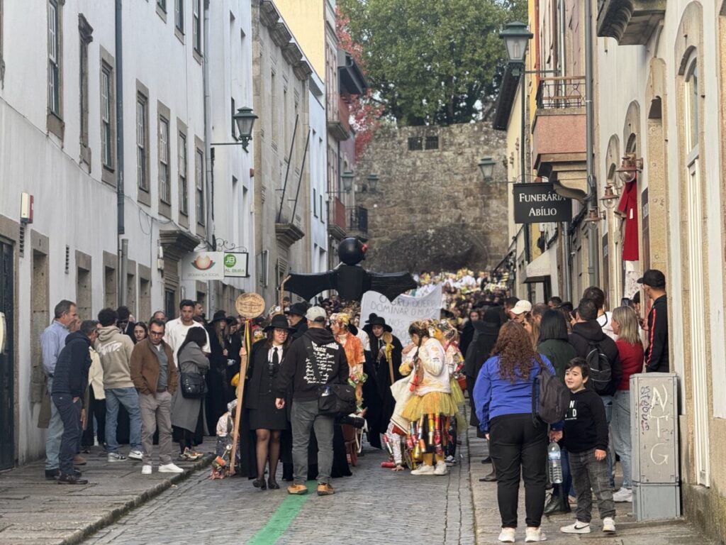 latada 202554 - Jornal do Centro O barulho das latas e os cânticos de cada curso, uns mais atrevidos, outros mais comedidos (c/fotogaleria)
