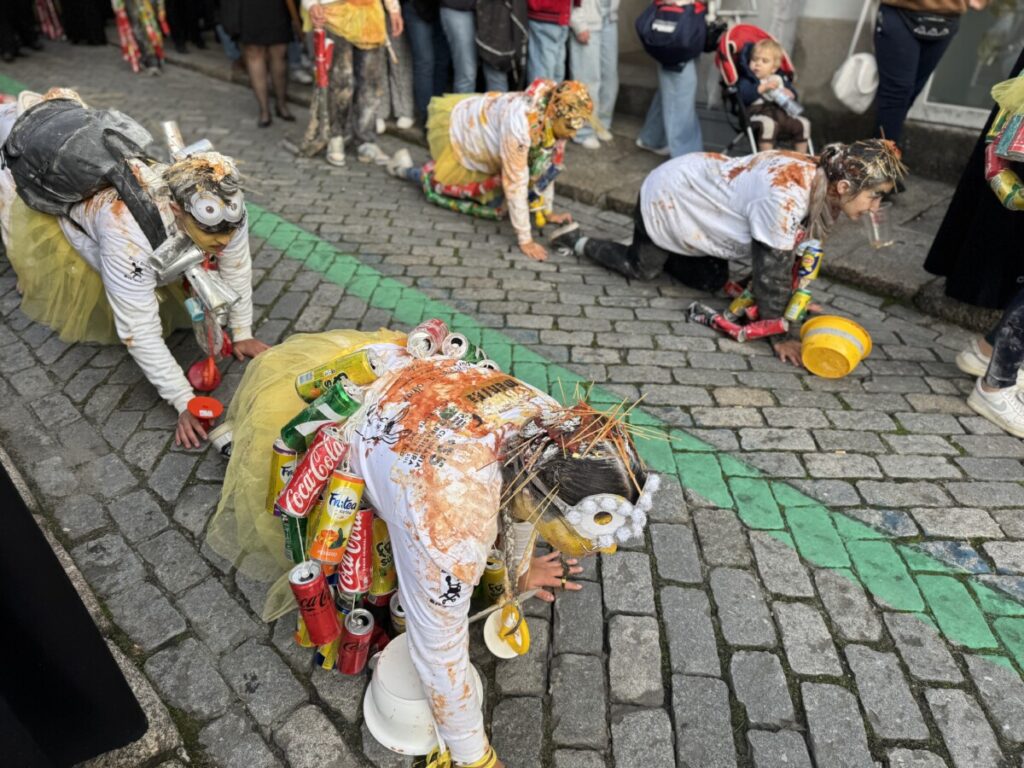latada 20259 - Jornal do Centro O barulho das latas e os cânticos de cada curso, uns mais atrevidos, outros mais comedidos (c/fotogaleria)
