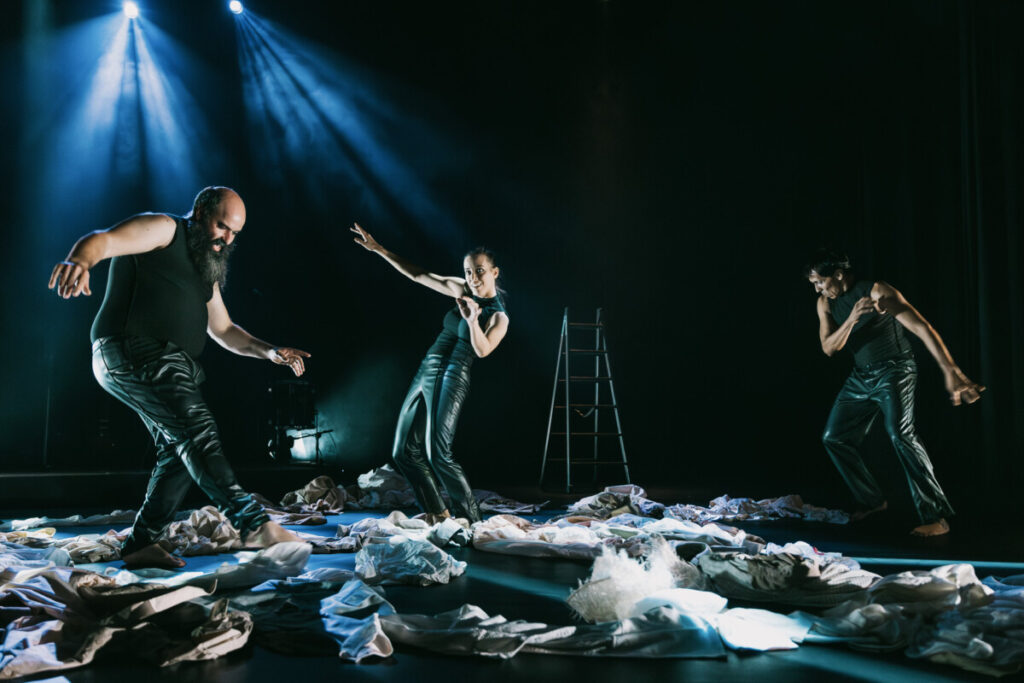  Companhia Mochos no Telhado leva a palco reflexão sobre fronteiras e migrações em Castro Daire