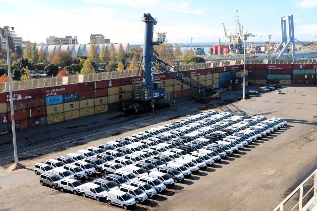  Stellantis Mangualde reforça exportações com operação inédita a partir do Porto de Leixões