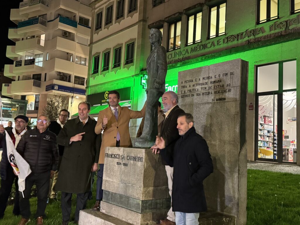  Presidênciais: Arruada de André Ventura em Viseu teve passagem pela estátua de Sá Carneiro
