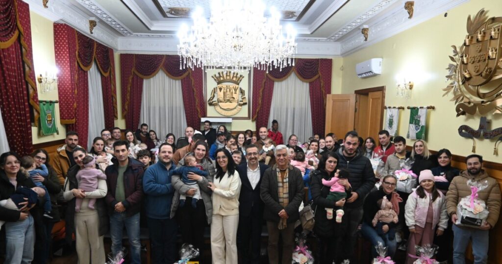  Autarquia de Tarouca entrega cabaz a 36 crianças que nasceram este ano no concelho