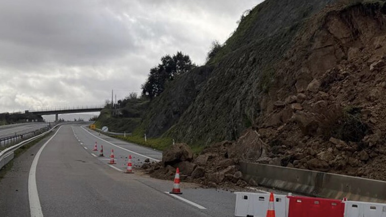  Mau tempo: Sentido Norte-Sul da A24 cortado em Lamego devido a derrocada