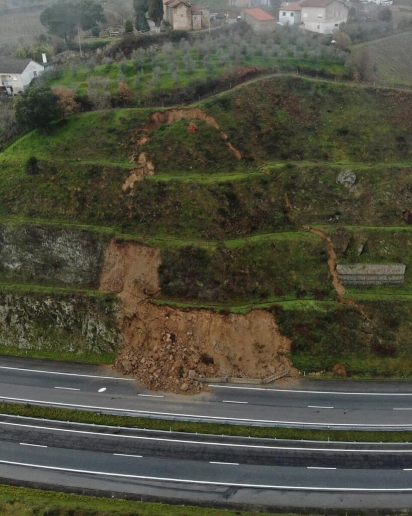  Mau tempo: Em curso remoção de material instável do talude da A24 em Lamego