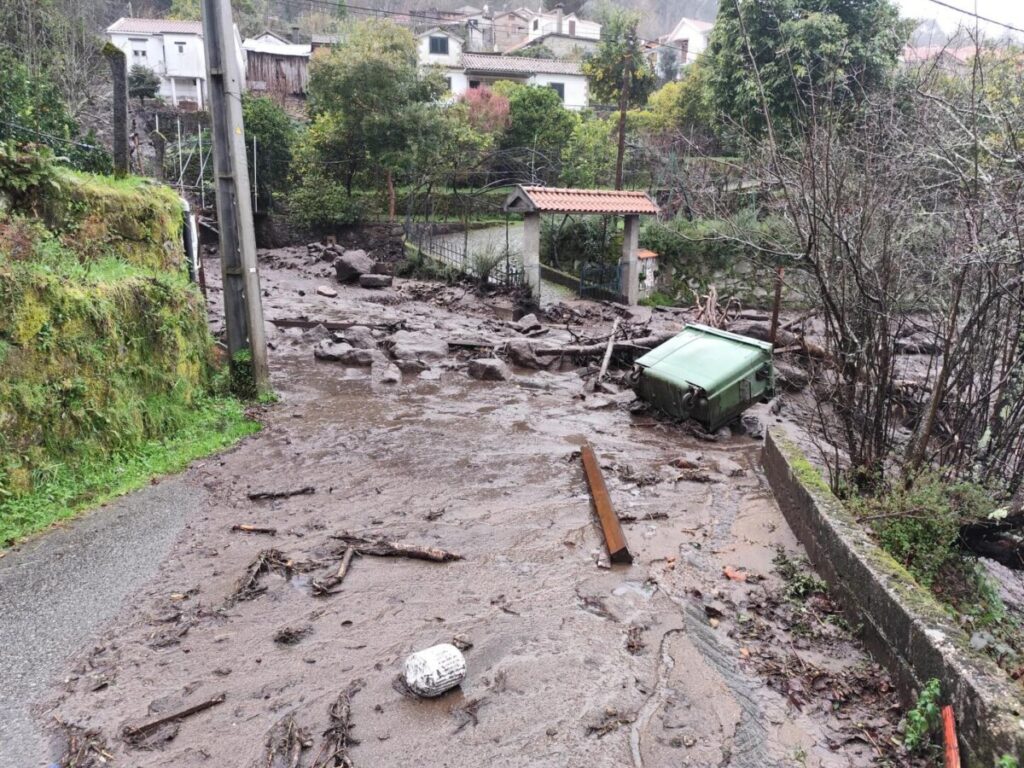  Mau tempo: Derrocada em Cinfães desaloja duas pessoas e corta estrada municipal