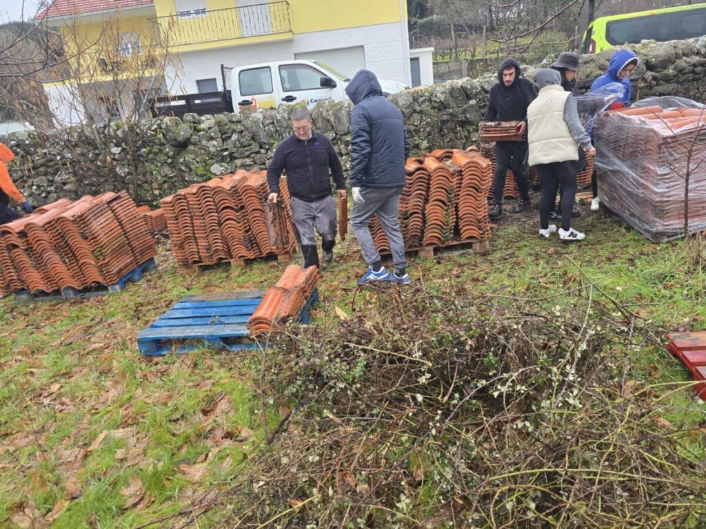 631103704_1451620970083251_4627718518372525566_n - Jornal do Centro Mau tempo: Sernancelhe entrega água, bens essenciais e materiais a Pombal