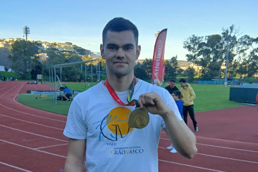 jovem viseu lançamento dardo