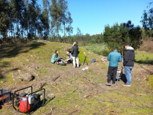 1- Os investigadores e respetivo equipamento à entrada do monumento