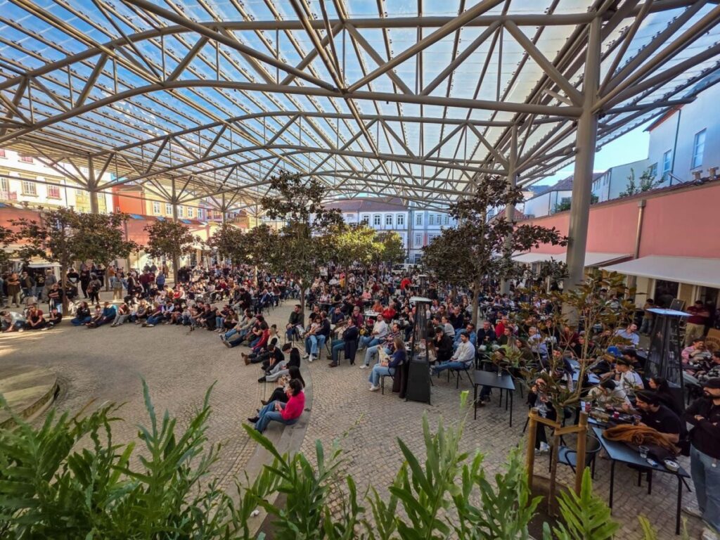  Mercado 2 de Maio volta a ser fan zone para ver Académico de Viseu contra o Lourosa FC