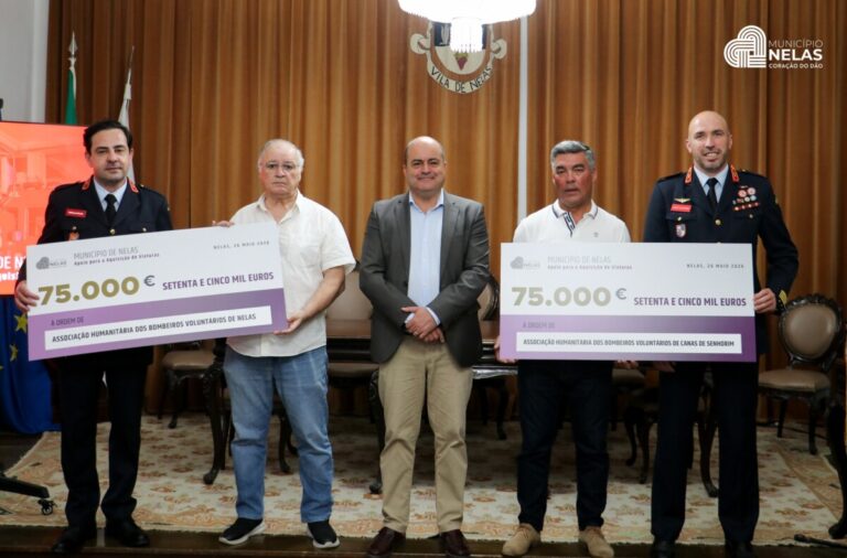 Group of five men on a stage presenting two 75,000€ donation checks to humanitarian associations on behalf of the Municipality of Nelas.