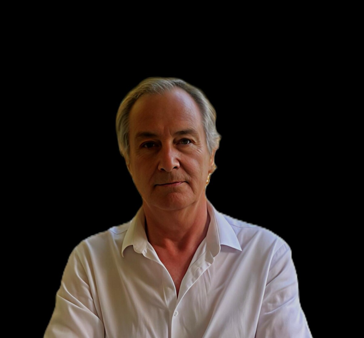 Portrait of a mature man with gray hair in a white button-down shirt, against a black background. De Abril ao 1.º de Maio: Constituição, direitos e participação em Viseu