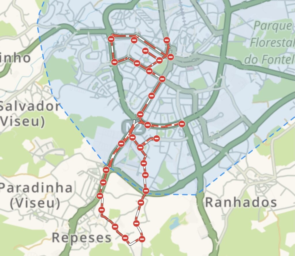 City map with a highlighted red walking route winding through streets inside a blue boundary. Grande Prémio Internacional de Atletismo condiciona trânsito em Viseu no domingo