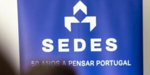 Blue banner featuring a white geometric logo and the word 'SEDES', with the caption '50 ANOS A PENSAR PORTUGAL' in white text.