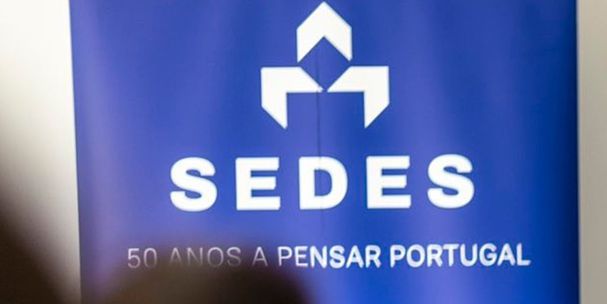 Blue banner featuring a white geometric logo and the word 'SEDES', with the caption '50 ANOS A PENSAR PORTUGAL' in white text.