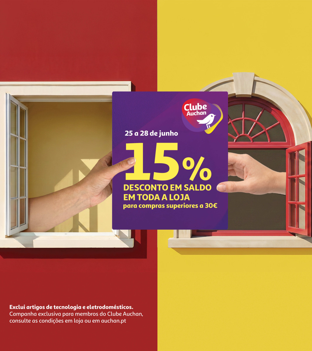Two hands hold a purple promotional card in front of a split red/yellow background showing a 15% discount offer for Clube Auchan (June 25–28) on purchases over €30.