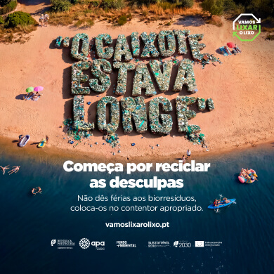 Aerial view of a sandy beach with large stone letters forming a message, promoting recycling; below, the slogan 'Começa por reciclar as desculpas' and a call to action with a URL.