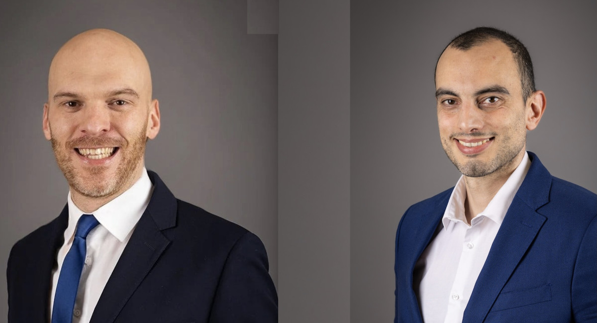 Two smiling men in business suits posed side by side in a split portrait. Left: bald man in a dark suit and blue tie; right: man with short hair in a blue blazer and white shirt. NIS2: O que as Empresas e o Estado precisam de saber