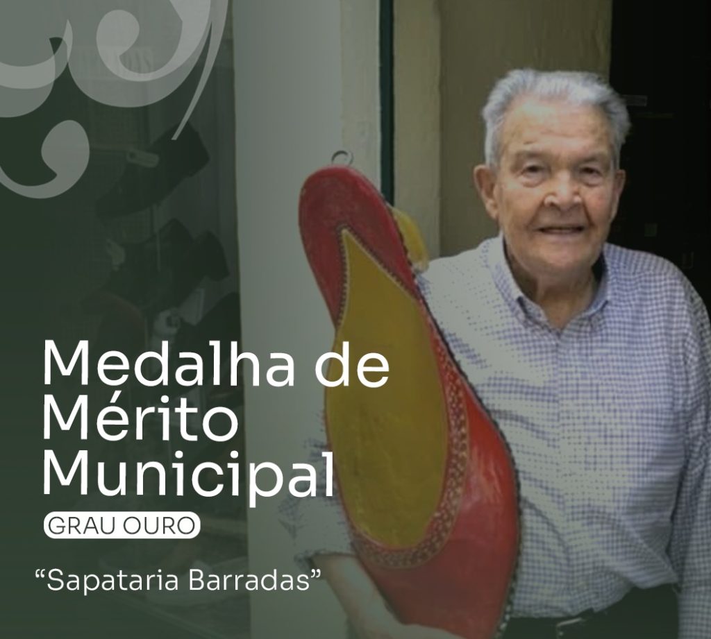 Homem idoso sorrindo ao lado de uma grande bota vermelha; texto sobreposto lê 'Medalha de Mérito Municipal' e 'Grau Ouro' com 'Sapataria Barradas'.
