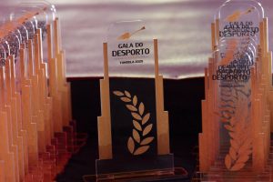 Trophy labeled 'Gala do Desporto' with laurel design, arranged trophies in a row at an awards ceremony