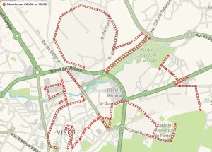 Map of a walking route in Viseu, Portugal, shown as a red dashed line looping through streets and parks.